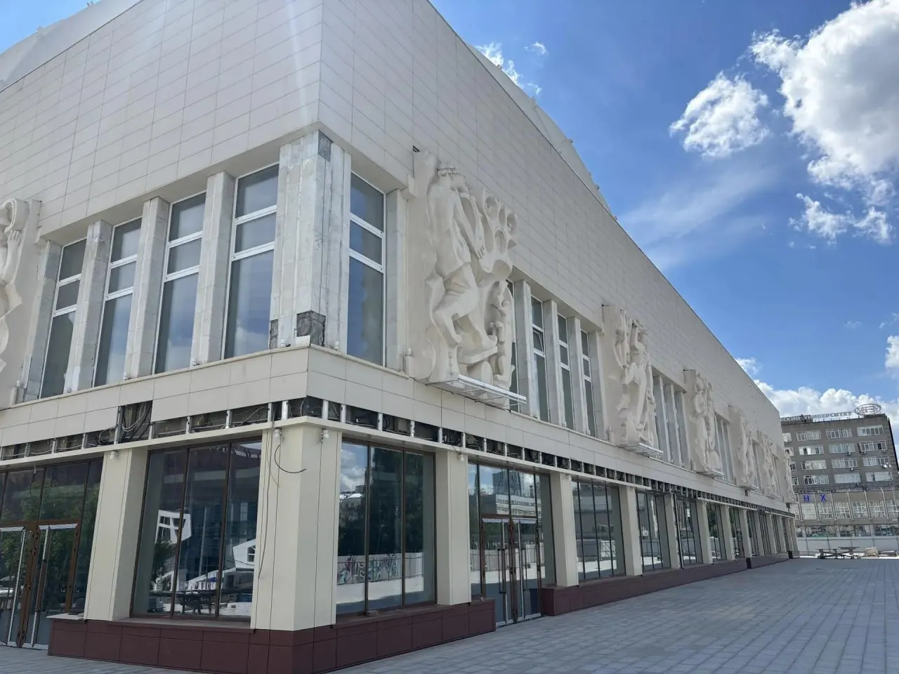 В здании цирка в Екатеринбурге идут масштабные работы: в зрительном зале уже установили новые кресла, холлы и коридоры обновляют. Реконструкцию планируют завершить к концу года, первые представления — в 2027 году.