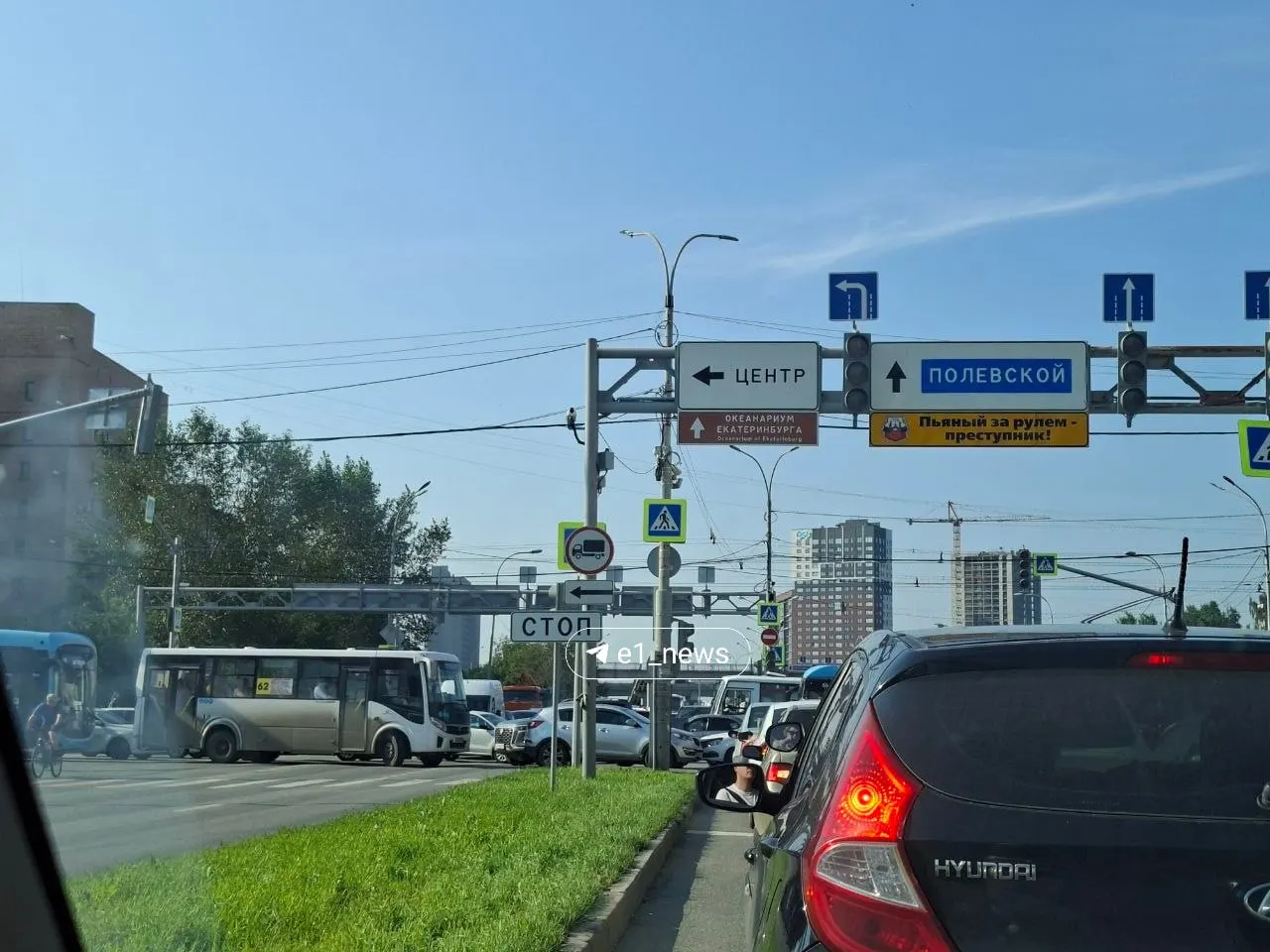 Из‑за неработающего светофора на улице Крауля автомобили стоят в обе стороны: от Серафимы Дерябиной до Ключевской и от Халтурина до Крауля.
