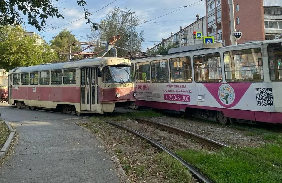 В районе Паркового на перекрёстке Тверитина — Мичурина мужчина забрался на крышу трамвая, повредил токоприёмник и парализовал движение. На место вызвали полицию.
