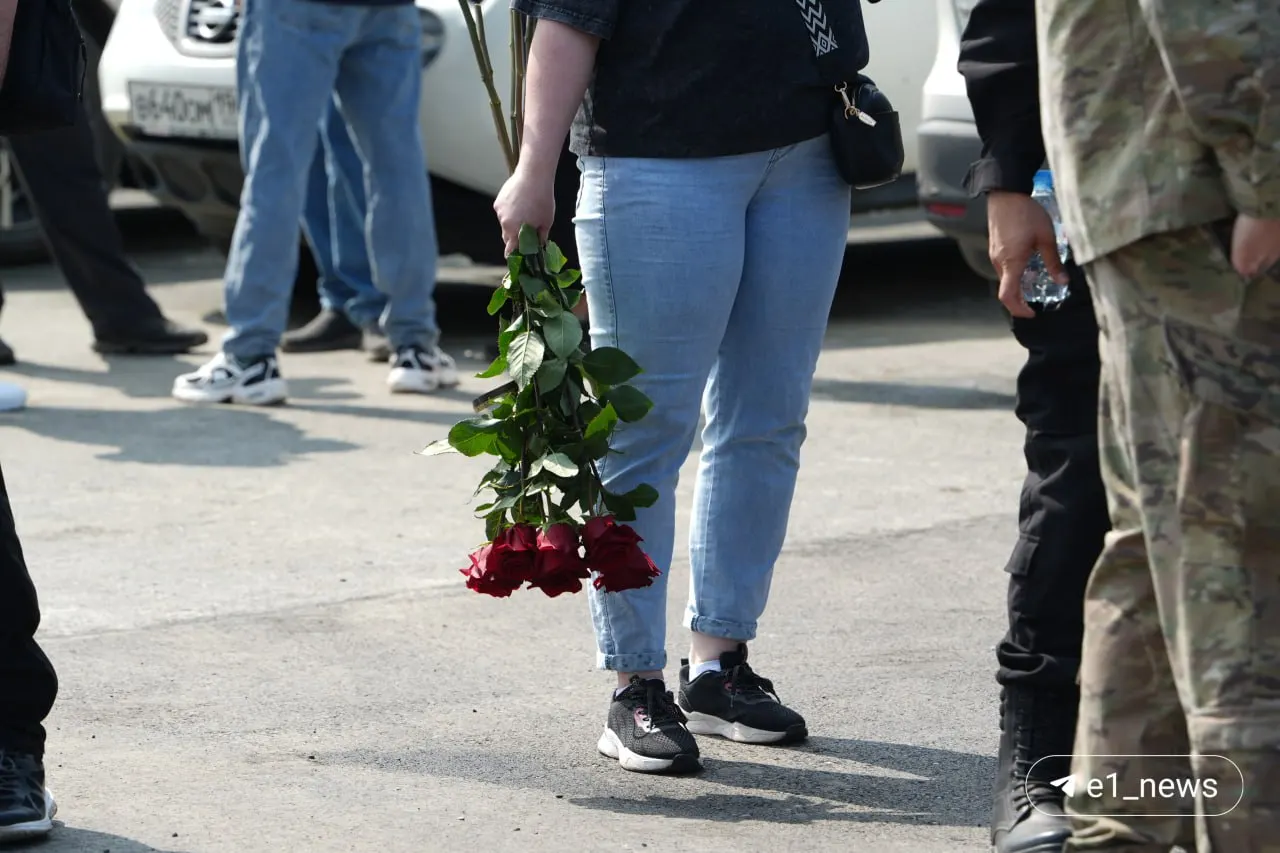 Десятки волонтёров, активистов и близких людей пришли проститься с Наталией Волковой — основательницей поискового отряда «Прорыв», скончавшейся 16 июня в 42 года. За более чем десять лет её команда помогла найти сотни пропавших.