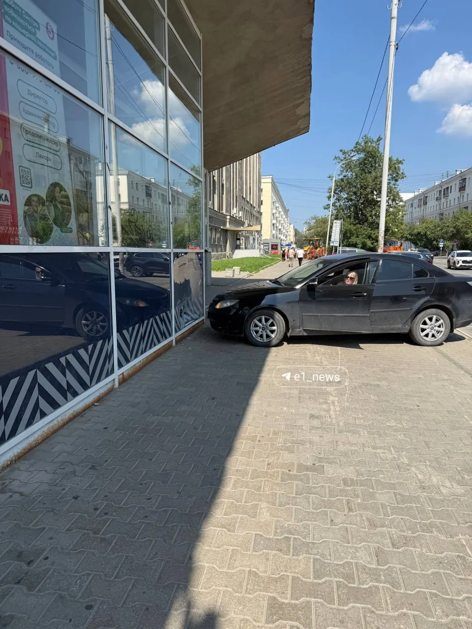 В&nbsp;центре Екатеринбурга машина вылетела на&nbsp;тротуар и&nbsp;врезалась в&nbsp;«Пятёрочку»