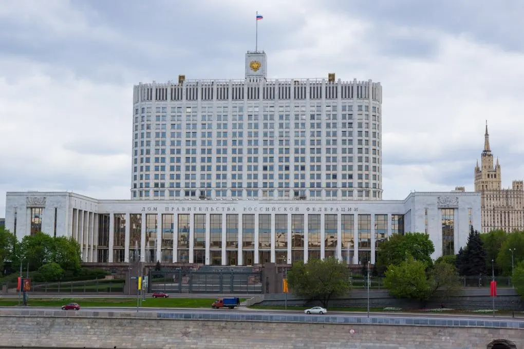 В законопроекте расширяется перечень статей УК, при которых судимые или обвиняемые смогут поступать на военную службу по контракту в период мобилизации или военного положения; при этом ряд тяжких и террористических составов останутся под запретом.