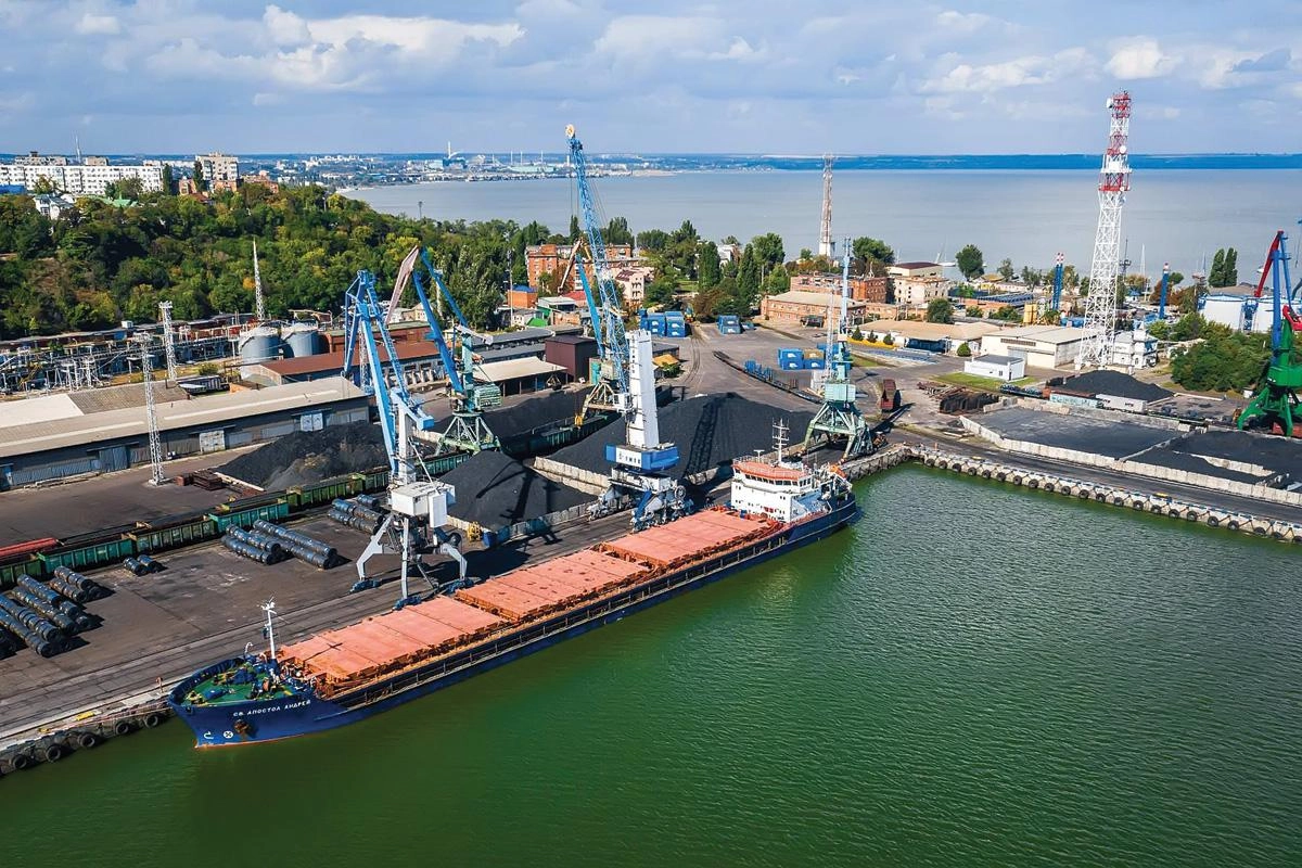 Из‑за атак беспилотников отгрузки из портов Азовского моря приостановлены. Минсельхоз предлагает компенсировать до 90% затрат на перевозку зерна из Ростовской области в порты Чёрного и Балтийского морей.