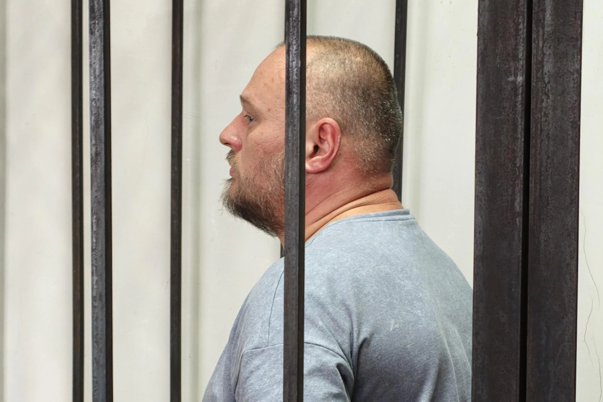 Суд отправил под стражу Александра Реверука — ему предъявлено обвинение в хулиганстве после конфликта, в котором пострадавший учёный позже скончался. В деле также задержан второй подозреваемый.
