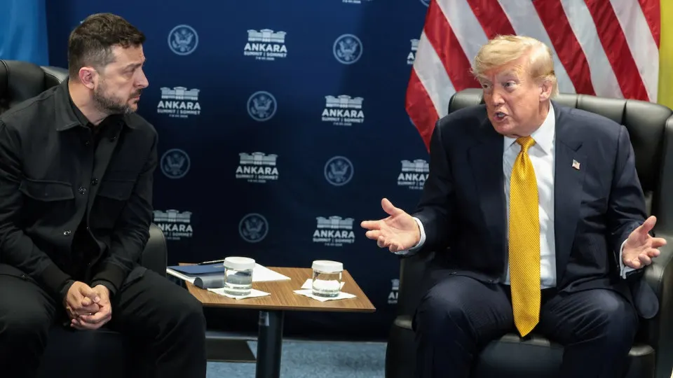 На встрече с президентом Украины Дональд Трамп заявил, что поддерживает удары по российским нефтезаводам, оборонным предприятиям и трубопроводам как форму давления, которая может способствовать завершению конфликта. Отмечается резкий рост атак по глубоким регионам РФ.