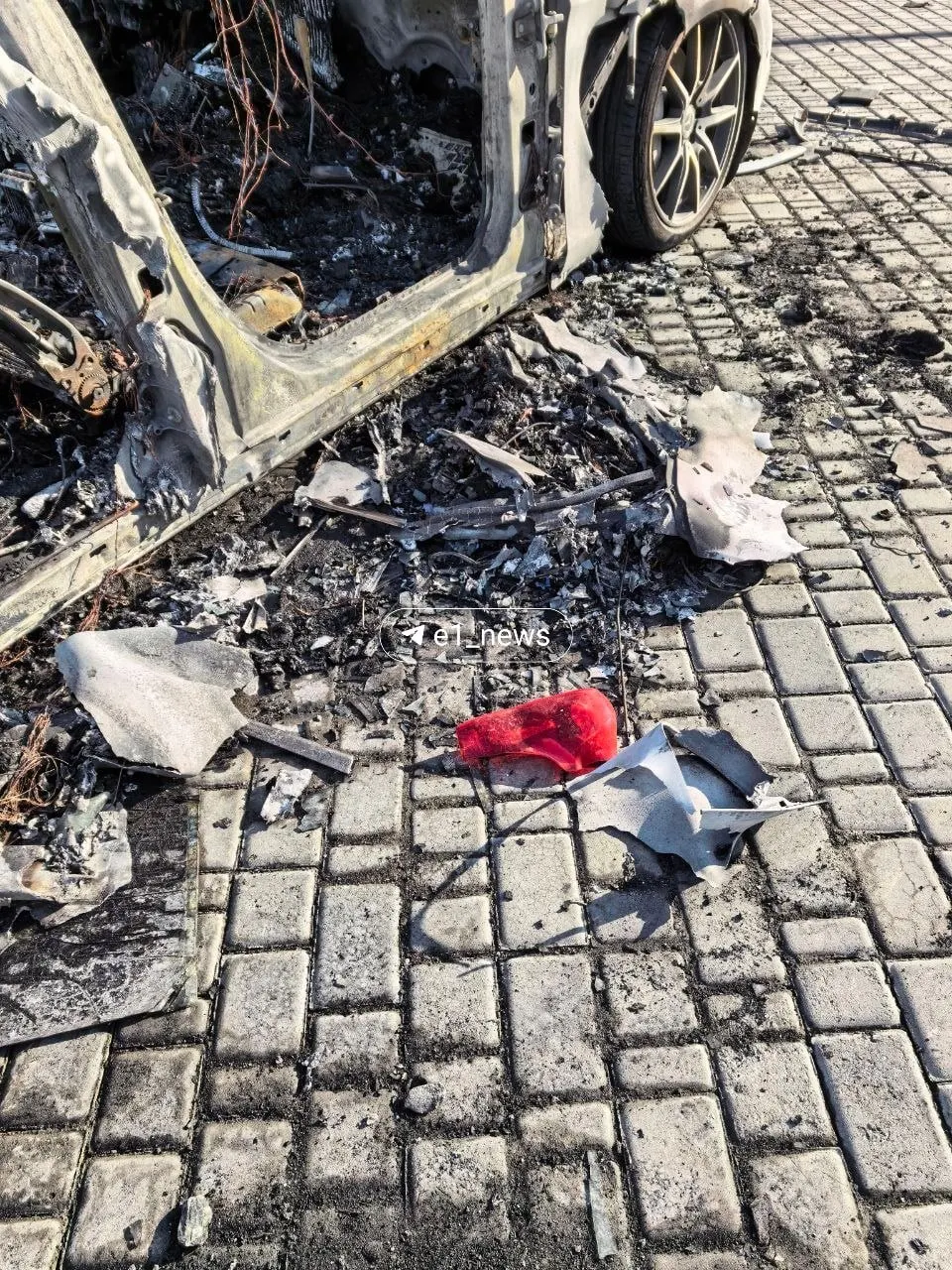 После взрыва в районе Большого Истока медики борются за жизнь пострадавшего, водитель погиб на месте.