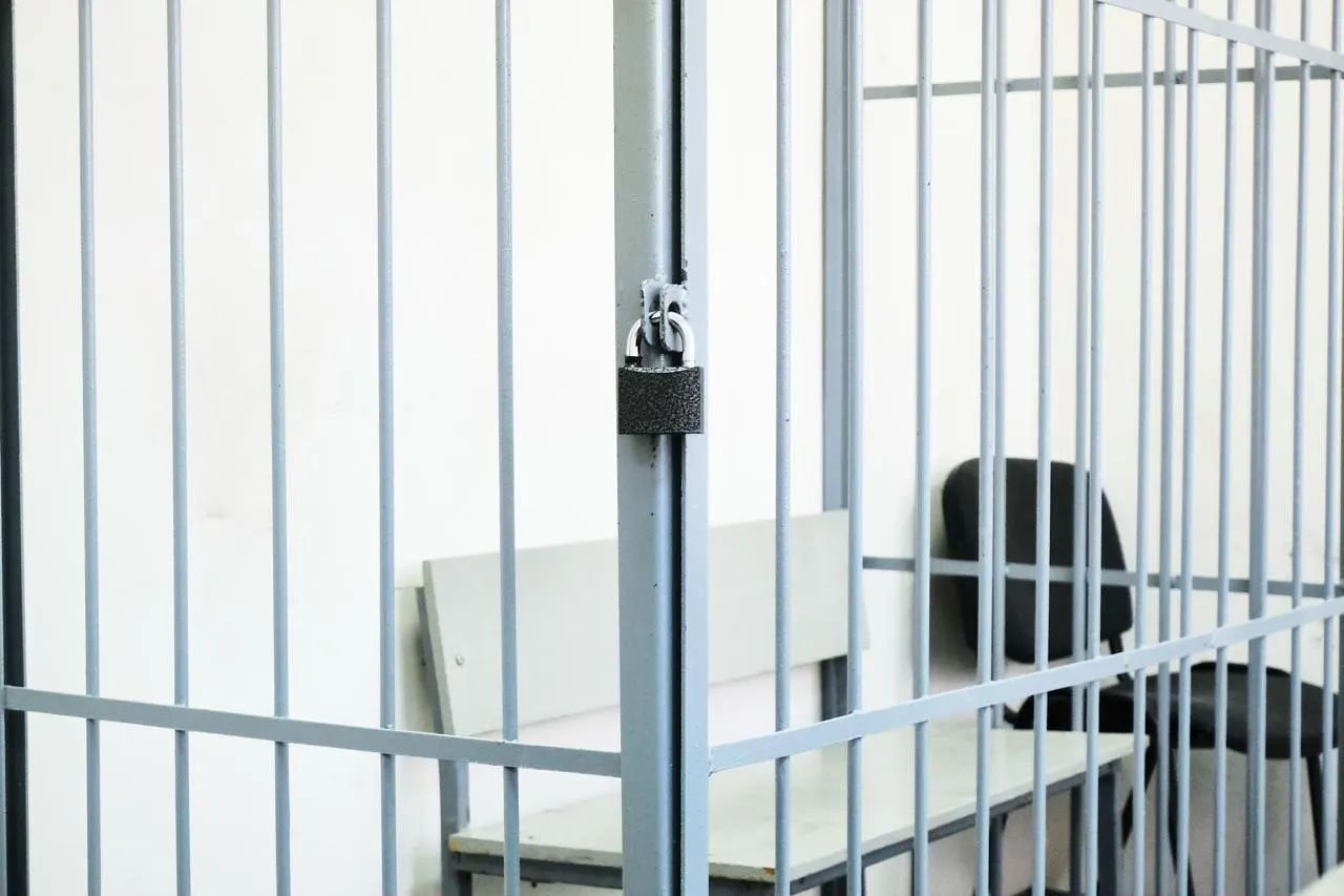 Мужчина в Екатеринбурге был арестован на 10 суток за использование нецензурной лексики в общественном месте; при задержании он оказал сопротивление полиции.