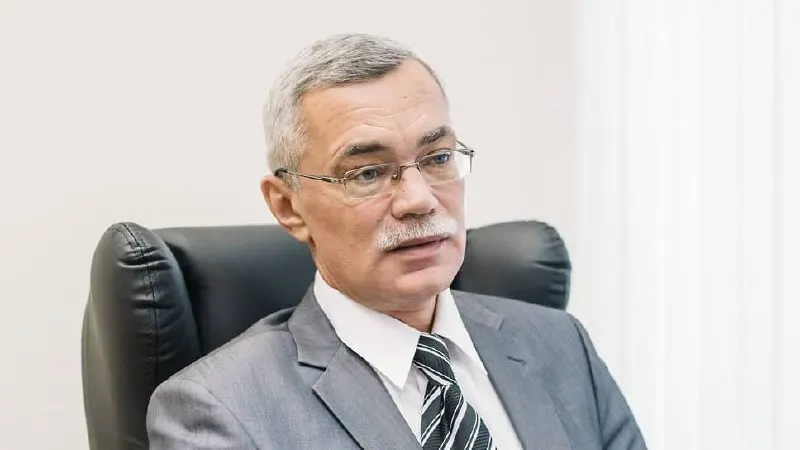 В Екатеринбурге на 63-м году жизни умер бывший заместитель министра ЖКХ Свердловской области Игорь Чикризов. По версии следствия, он и другие чиновники получили значительные суммы за покровительство в муниципальных контрактах; приговор был вынесен в марте 2026 года.