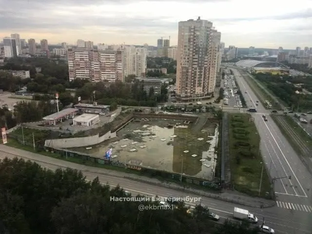 Парковка подземно-надземного типа на границе улиц 8 Марта и Юлиуса Фучика превратилась в болото; власти пока не озвучили сроки возобновления работ.