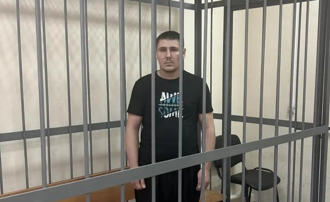 Орджоникидзевский районный суд Екатеринбурга заключил под стражу Александра Курса до 29 сентября по делу о стрельбе из пневматического пистолета, в результате которой пострадал 11‑летний мальчик. В сообщении суда мужчину называют охранником, но в тексте отмечают, что у него нет статуса частного охранника.