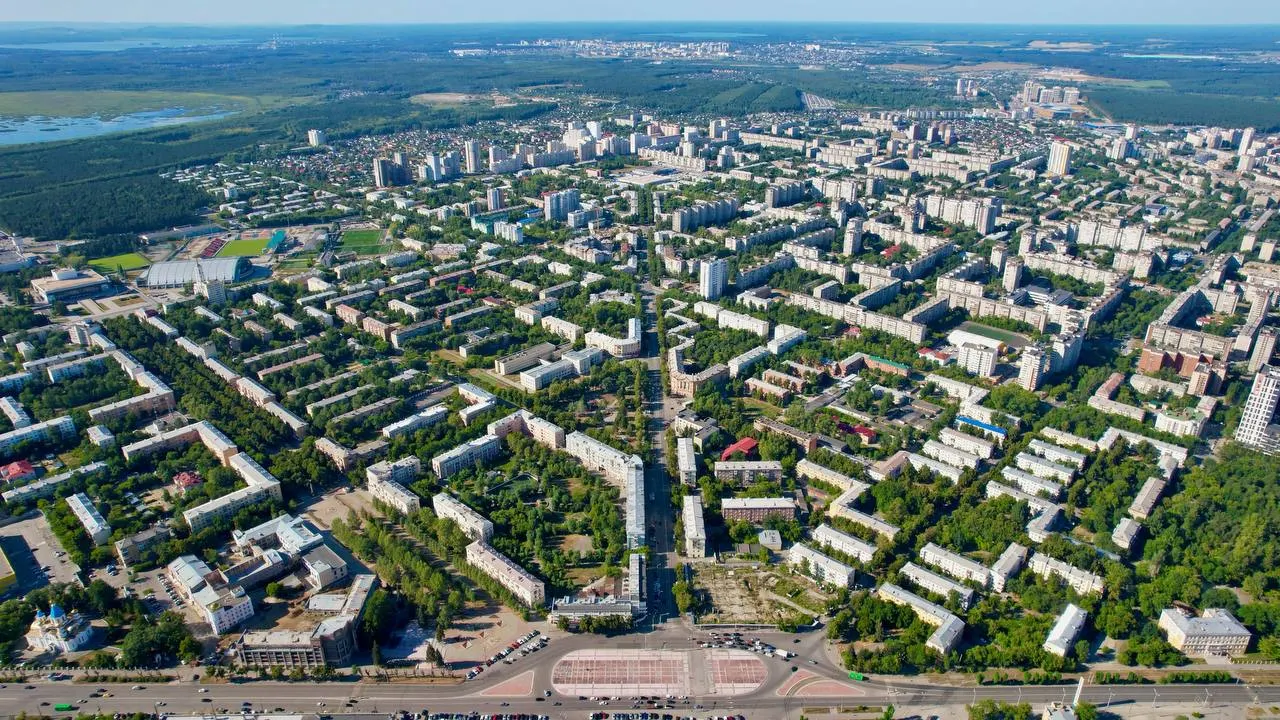 Местные активисты и работники завода собирают подписи, чтобы сохранить соцгород и корпуса Уралмашзавода после изменения статуса участка под многоэтажную застройку.