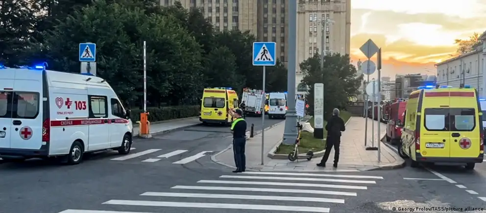 В центре Москвы прогремел взрыв у ресторана на Кудринской площади. По ряду версий объектом мог стать главком Воздушно‑космических сил Александр Чайко. Правоохранительные органы квалифицировали происшествие как террористический акт, ведется следствие.