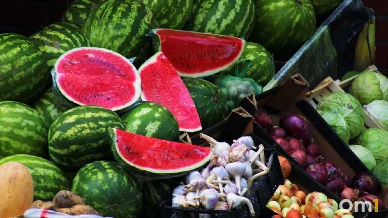Разрезанные арбузы и дыни могут содержать микроорганизмы; покупайте фрукты только в официальных точках торговли и соблюдайте санитарные нормы.