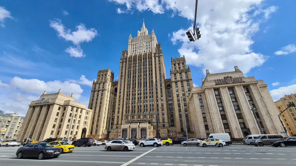Москва настаивает, что любые шаги к прекращению боевых действий зависят от устранения корневых причин кризиса. В материале — позиции российского руководства и реакции зарубежных стран.