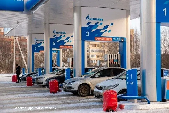 Потребители могут заправляться в любом объёме и оплачивать после заправки. Лимиты сняты в Москве, области и ещё девяти регионах страны.