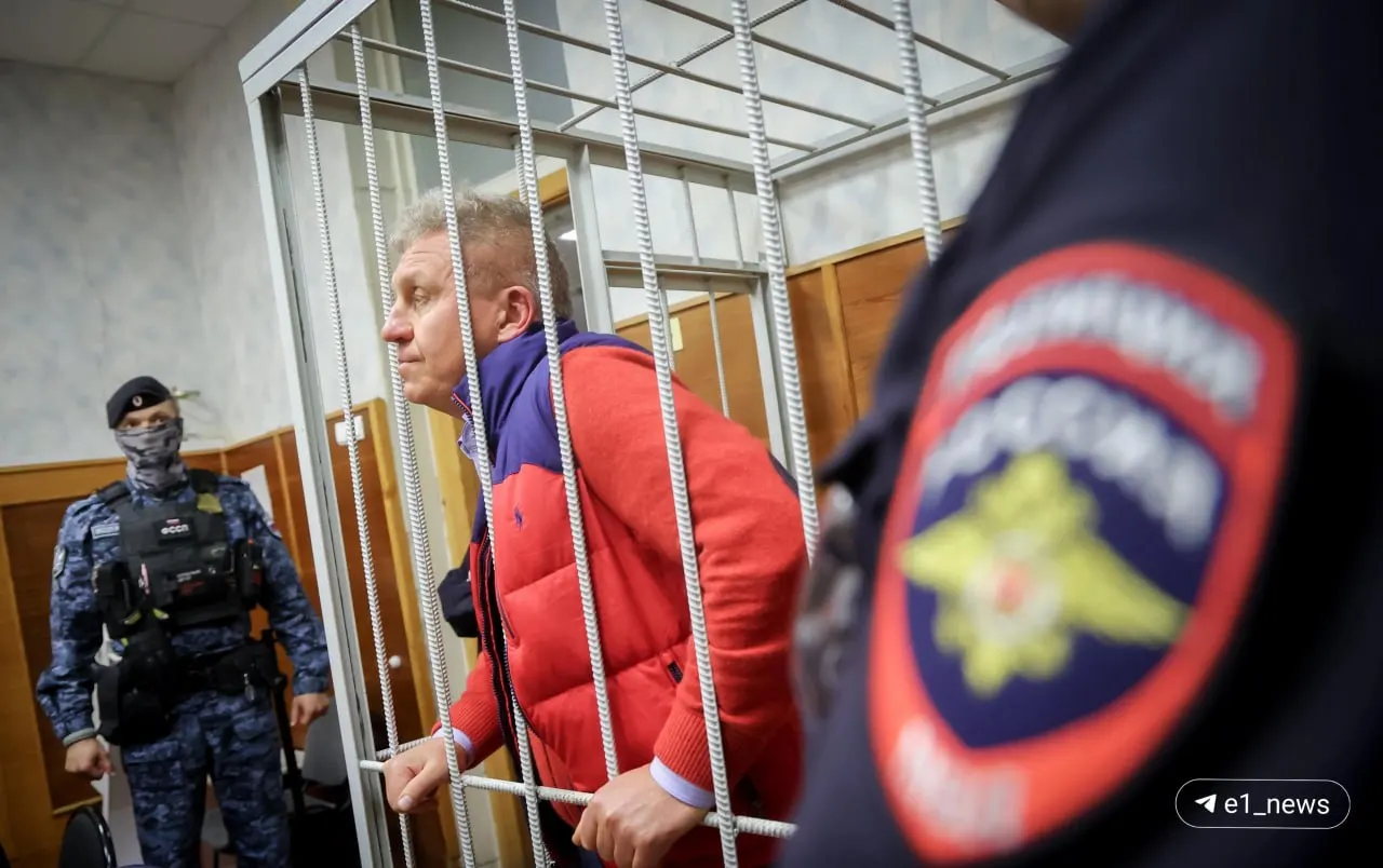Бизнесмен Алексей Бобров и топ-менеджер Татьяна Черных освобождены из СИЗО и помещены под домашний арест; следствие заявляет о хищении субсидий областного правительства на сумму свыше 1 млн рублей.
