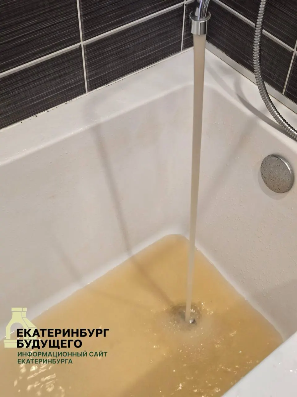 Из-за жалоб на качество воды запущена перекачка чистой воды из Челябинской области для пополнения водохранилищ и восстановления водоснабжения города.