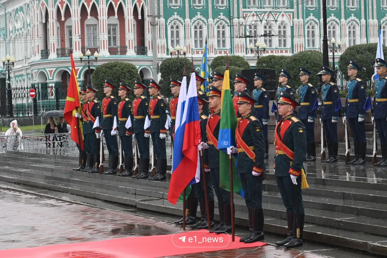 Возложение цветов и официальный старт праздника у памятника Василия Татищева и Вильгельма де Геннина собрали городскую администрацию и гостей.