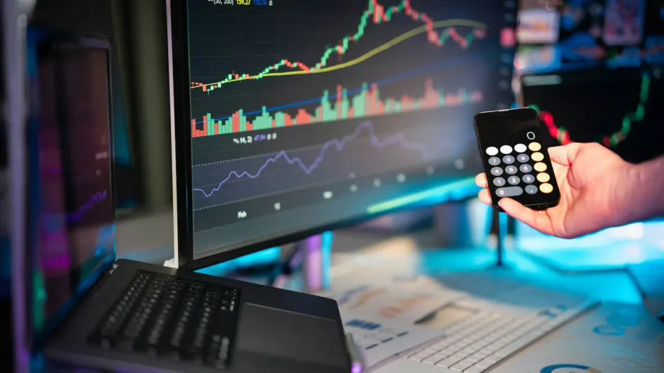 Глава банка предупредил о возможности заморозки USDT; обсуждаются меры по созданию собственных цифровых инструментов; упоминаются случаи блокировок и санкций против криптобирж.
