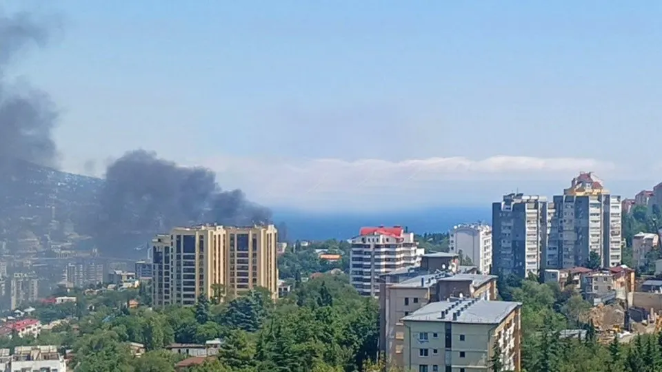 По данным очевидцев, во время атаки дронов произошёл сильный пожар в помещении на ялтинской набережной; власти эвакуировали жителей приморской зоны.