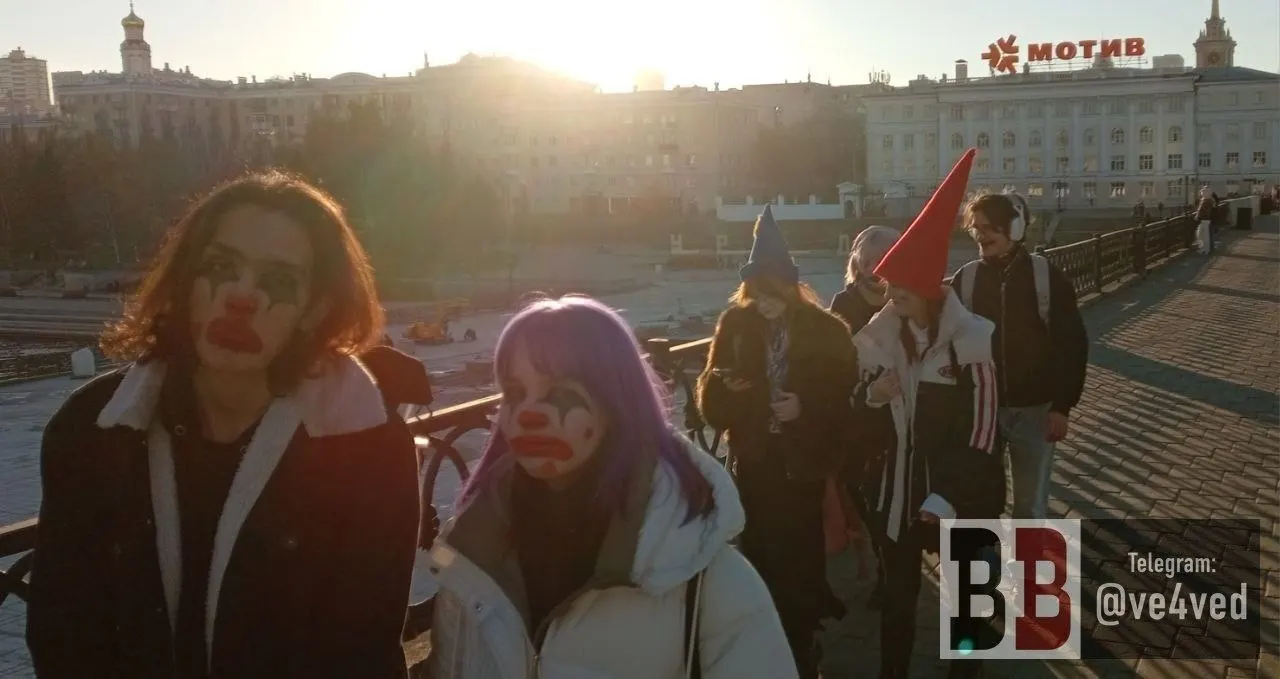 В регионах идут меры и ограничения, но люди продолжают наряжаться и проводить вечеринки. Противники праздника и власти спорят о безопасности и уместности торжества.