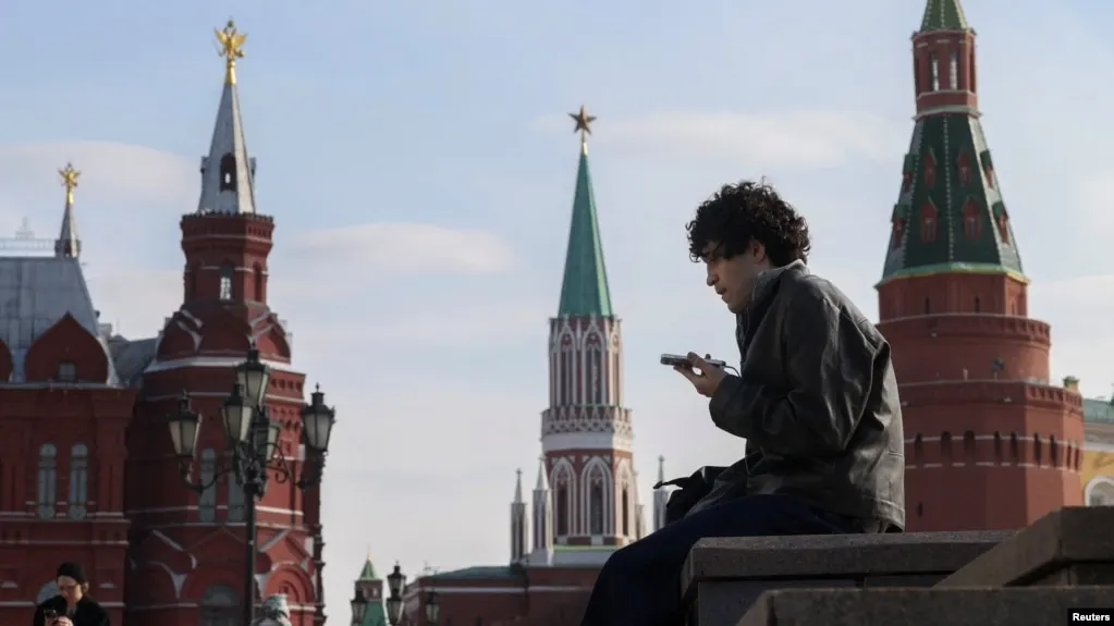 Госдума рассмотрит законопроект о идентификации несовершеннолетних в соцсетях и сокращении их времени пребывания в интернете.