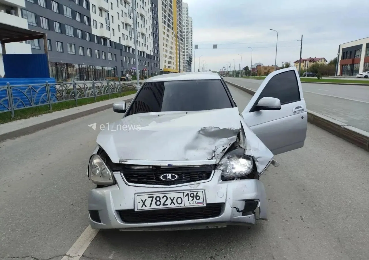 На перекрёстке Академического района Екатеринбурга произошла авария: водитель Lada Priora врезался в Geely, где находились женщина за рулём и двое маленьких пассажиров, и скрылся. Сейчас полиция пытается выяснить личность виновника.