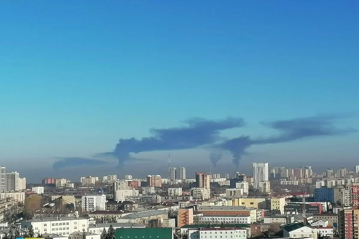 После ночной атаки дронов в Уфе в северной промзоне вспыхнул пожар; Росавиация ввела временные ограничения на прием и отправку рейсов в аэропорту Уфы, аналогичные меры — в Казани, Самаре и Екатеринбурге.