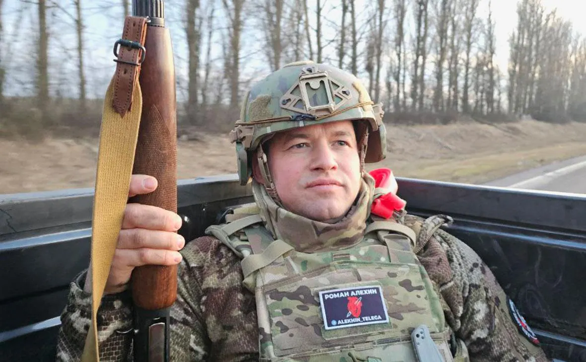 З-блогер и участник СВО Роман Алёхин утверждает, что Минюст не принимает его отчёты как «иноагента» и готовит против него штрафы и уголовное дело. После внесения в реестр «иноагентов» он пытался оспорить этот статус в суде, но безуспешно, и уже привлекался к ответственности за неисполнение обязанностей «иноагента».