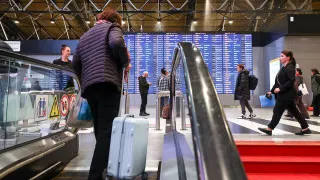 После блокировок мессенджеров, усиления борьбы с VPN и перебоев в работе интернета запросы россиян о переезде за рубеж достигли максимума с осени 2022 года, а рейтинги доверия к власти ощутимо просели.