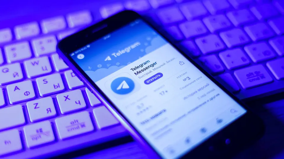 До 70% российских компаний все еще используют Telegram, WhatsApp и другие заблокированные иностранные мессенджеры для работы, несмотря на быстрый рост спроса на корпоративные коммуникационные платформы после введения ограничений.
