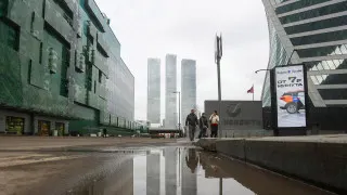 Большая часть российских работодателей до конца года не планирует расширять штаты из‑за слабого спроса, а дефицит кадров опустился до минимума за два года. Вместо увольнений бизнес все чаще переводит сотрудников на неполную рабочую неделю.