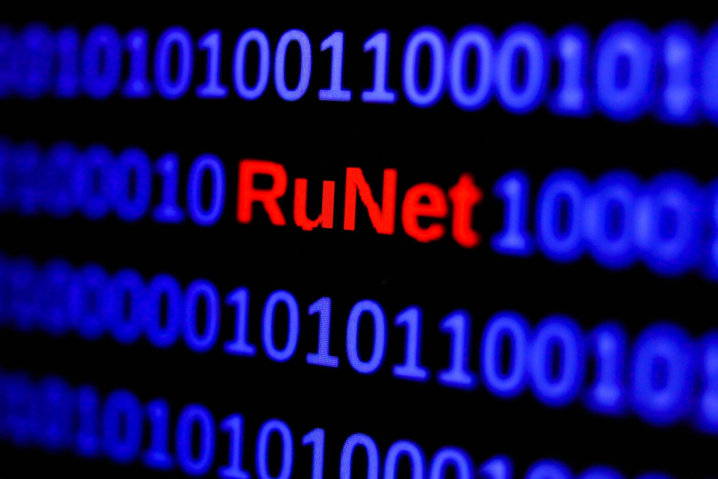 Списки разрешённых сайтов при отключениях мобильного интернета зафиксированы минимум в 74 регионах РФ, однако в них до сих пор не включены многие критически важные онлайн‑сервисы и мессенджеры, что уже приводило к рискам для жизни людей.