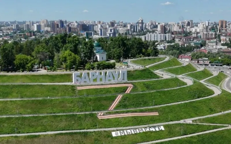 Муниципальное учреждение объявило конкурс на замену баннеров с «Z» в расцветке «георгиевской ленты» и надписью «Мы вместе» в Нагорном парке; начальная цена контракта — 1,96 млн руб. При этом бюджет города на 2026 год принят с дефицитом более 1,3 млрд руб.