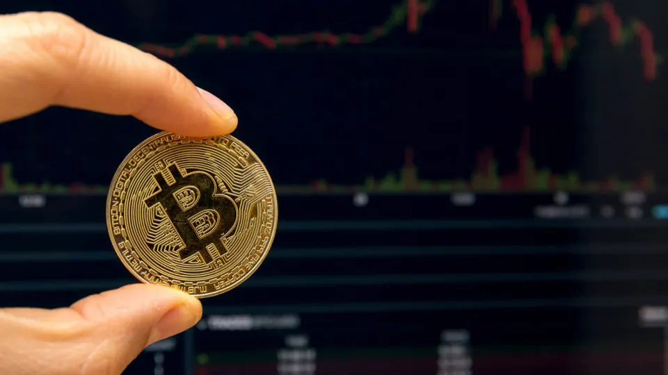 Законопроект устанавливает НДФЛ для всех доходов от криптоопераций, вводит категорию налоговых агентов (брокеры, цифровые депозитарии), освобождает ряд участников рынка от НДС и меняет порядок исчисления налога на прибыль для таких организаций.