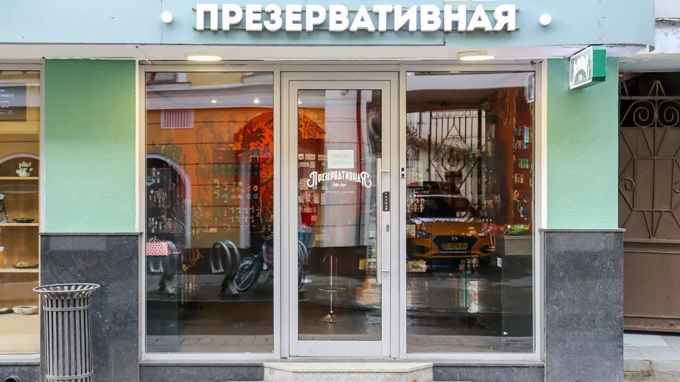 Покупатели скупали крупные упаковки про запас, что привело к локальным дефицитам. Средняя цена выросла до ~477 ₽, в отдельных сетях превышает 500 ₽, участники рынка прогнозируют возможный рост до 20%.