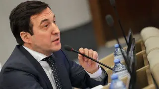 Первый зампред комитета Госдумы по контролю предложил создать «белые списки» пользователей с подтвержденными учетными записями на портале госуслуг, а также реестры «доверенных» хостинг-провайдеров и разрешённых VPN-протоколов на фоне регулярных отключений мобильного интернета в России.