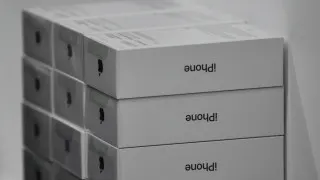 У российских продавцов электроники скопились крупные запасы дорогих смартфонов Apple и Samsung. Из‑за снижения покупательной способности и общего падения спроса на электронику ритейлерам приходится заметно снижать цены и распродавать товары с существенными скидками.