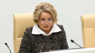 Глава Совета Федерации Валентина Матвиенко заявила, что демографический кризис в России можно преодолеть, если россияне перестанут «ютиться в квартирах крупных городов», переедут в просторные дома по всей стране, обзаведутся большими семьями и начнут массово озеленять дворы, несмотря на продолжающееся падение рождаемости до уровней XVIII–XIX веков.