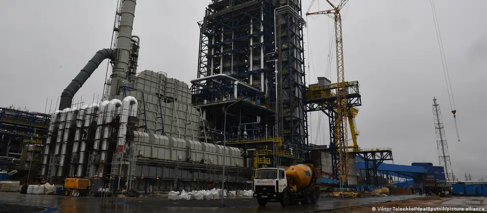 Беларусь пытается заработать на высокой мировой цене на нефть, перерабатывая дешёвую российскую нефть и получая доходы от транзита по «Дружбе». Однако перекрытие Ормузского пролива, удары по портам и сокращение транзита уменьшают эти выгоды.