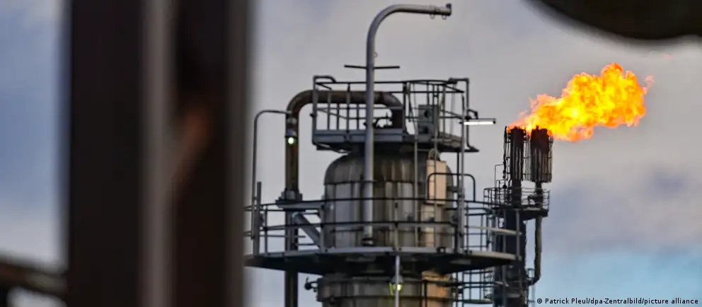 С мая 2026 года Россия остановит транзит казахстанской нефти по трубопроводу «Дружба». Это затронет крупный НПЗ в Шведте, покрывающий большую часть потребностей Берлина и Бранденбурга. Эксперты обсуждают мотивы решения и возможные экономические последствия для региона.