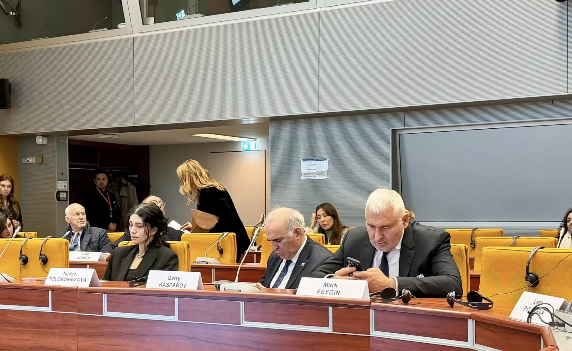 Лана Пылаева сообщила, что первая полностью посещённая делегацией сессия ПАСЕ прошла удачно, несмотря на отсутствие некоторых участников из‑за проблем с документами. Внутри платформы возникли конфликты после заявлений Руслана Кутаева и обвинений со стороны Марка Фейгина.