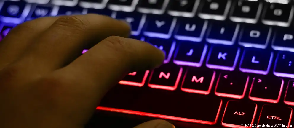 Минцифры разрабатывает механизм взимания платы за международный трафик, к которому предложено относить и использование VPN для доступа к заблокированным ресурсам; в первую очередь мера затронет мобильные сети.