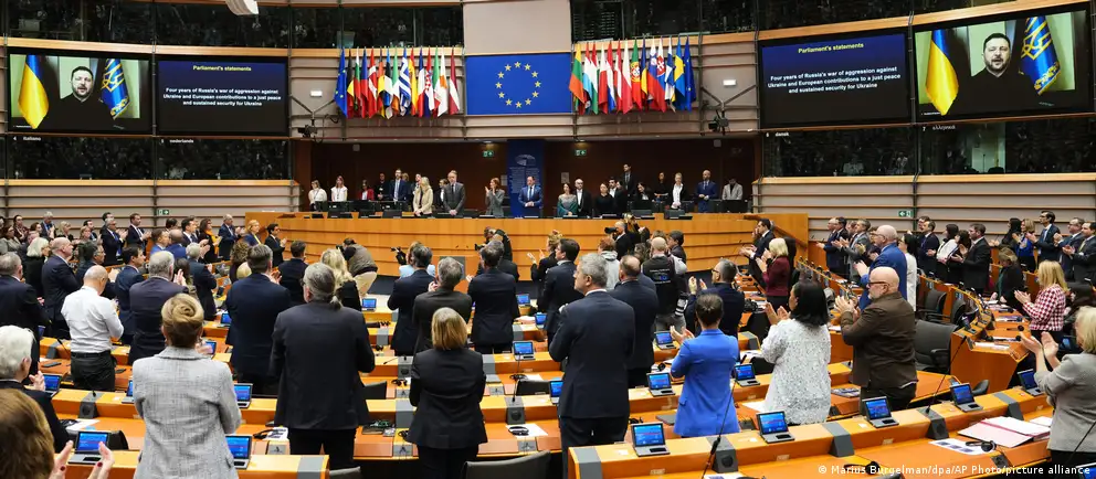 Депутаты Европарламента осудили атаки против гражданского населения в Украине, потребовали ускорить международные механизмы правосудия и предложили использовать замороженные российские активы для компенсаций и восстановления.
