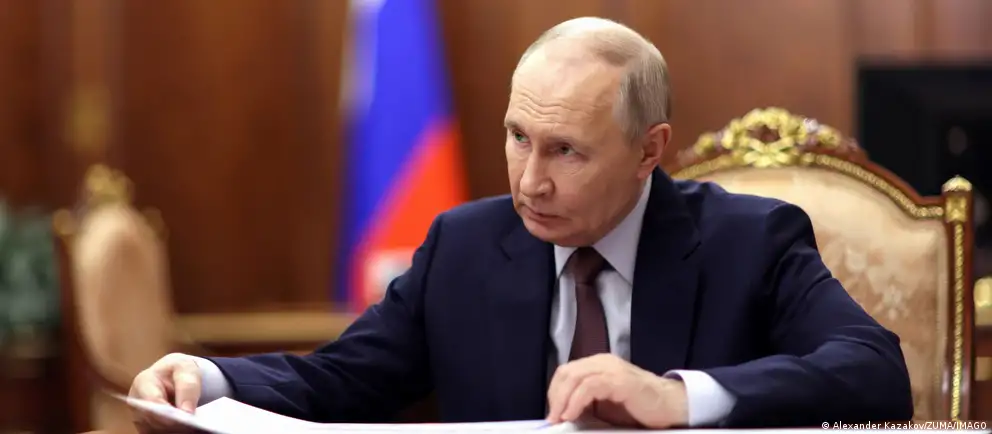 Президент России подписал закон, который освобождает власти от контроля за сделками чиновников и их семей, совершенными до назначения на должность и регистрации брака, а также меняет порядок декларирования семейных доходов.