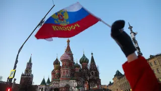 Объём просроченных долгов российских компаний перед поставщиками и контрагентами вырос до 8,2 трлн рублей, что эквивалентно 3,8% ВВП. Экономисты связывают это с началом спада, сокращением спроса и повышением налоговой нагрузки.