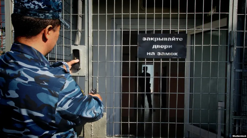 Южный окружной военный суд в Ростове‑на‑Дону назначил 6 лет колонии жителю Керчи по статье о публичных призывах к терроризму. Обвинение связано с перепиской в мессенджере, где, как утверждают следователи, звучали призывы атаковать Красную площадь беспилотниками во время парада 9 мая.