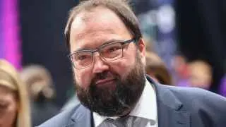 Дочерняя структура «Ростелекома» «РТ Лабс», разработчик реестра электронных повесток и портала «Госуслуги», в 2025 году на треть нарастила прибыль до 1,8 млрд рублей при выручке 11,2 млрд рублей. На фоне запуска системы электронных повесток гражданам начали массово ограничивать выезд из России за неявку в военкомат.