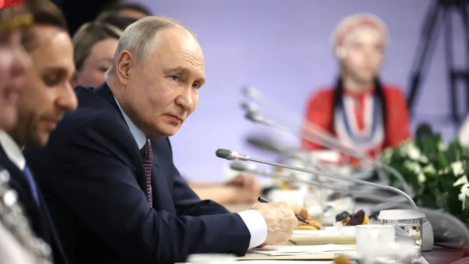 Президент заявил о необходимости мостового перехода на Сахалин и подчеркнул приоритет развития Дальнего Востока и Сибири; тема регулярно поднимается властями в последние годы.