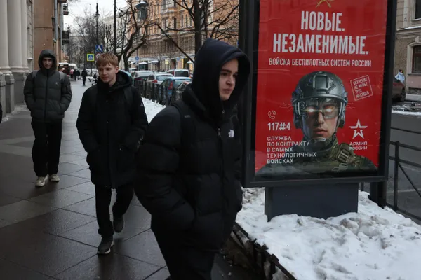 По данным источников, в столице на 5, 7 и 9 мая планируют более жёстко ограничивать мобильную связь — возможны отключения интернета и смс, а также работа «белых списков»; ограничения коснутся территории до МКАД.